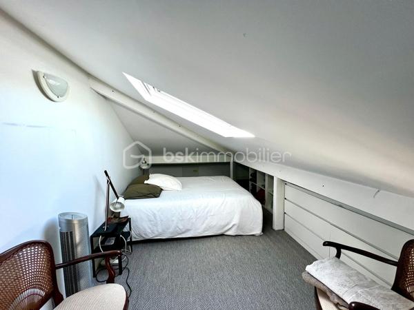 A moins de 10 minutes à pieds du RER Fontenay sous Bois, vous serez séduits par ce magnifique duplex de 108m2 au sol (dont 71 carrez) en parfait état, niché au 2ème étage d'une copropriété calme et luxuriante.
Au premier niveau, un grand séjour lumineux avec cuisine ouverte, 2 chambres, une salle d'eau et un WC.
Au second niveau, 2 chambres sous pente dont 1 avec salle de bains attenante.
Une cave saine complète le bien.
Bien rare sur le secteur; à découvrir sans tarder !