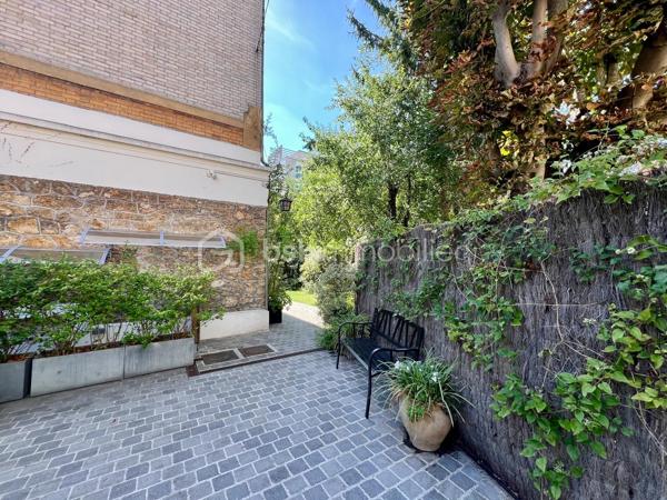 A moins de 10 minutes à pieds du RER Fontenay sous Bois, vous serez séduits par ce magnifique duplex de 108m2 au sol (dont 71 carrez) en parfait état, niché au 2ème étage d'une copropriété calme et luxuriante.
Au premier niveau, un grand séjour lumineux avec cuisine ouverte, 2 chambres, une salle d'eau et un WC.
Au second niveau, 2 chambres sous pente dont 1 avec salle de bains attenante.
Une cave saine complète le bien.
Bien rare sur le secteur; à découvrir sans tarder !