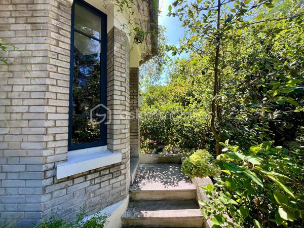 A moins de 10 minutes à pieds du RER Fontenay sous Bois, vous serez séduits par ce magnifique duplex de 108m2 au sol (dont 71 carrez) en parfait état, niché au 2ème étage d'une copropriété calme et luxuriante.
Au premier niveau, un grand séjour lumineux avec cuisine ouverte, 2 chambres, une salle d'eau et un WC.
Au second niveau, 2 chambres sous pente dont 1 avec salle de bains attenante.
Une cave saine complète le bien.
Bien rare sur le secteur; à découvrir sans tarder !