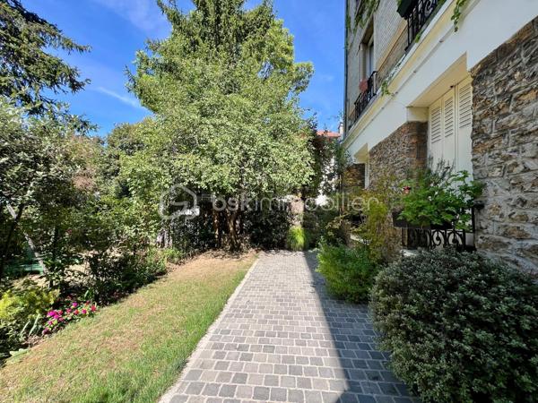 A moins de 10 minutes à pieds du RER Fontenay sous Bois, vous serez séduits par ce magnifique duplex de 108m2 au sol (dont 71 carrez) en parfait état, niché au 2ème étage d'une copropriété calme et luxuriante.
Au premier niveau, un grand séjour lumineux avec cuisine ouverte, 2 chambres, une salle d'eau et un WC.
Au second niveau, 2 chambres sous pente dont 1 avec salle de bains attenante.
Une cave saine complète le bien.
Bien rare sur le secteur; à découvrir sans tarder !