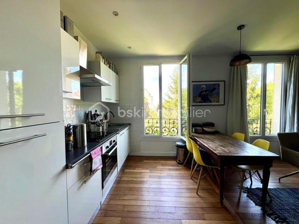 A moins de 10 minutes à pieds du RER Fontenay sous Bois, vous serez séduits par ce magnifique duplex de 108m2 au sol (dont 71 carrez) en parfait état, niché au 2ème étage d'une copropriété calme et luxuriante.
Au premier niveau, un grand séjour lumineux avec cuisine ouverte, 2 chambres, une salle d'eau et un WC.
Au second niveau, 2 chambres sous pente dont 1 avec salle de bains attenante.
Une cave saine complète le bien.
Bien rare sur le secteur; à découvrir sans tarder !