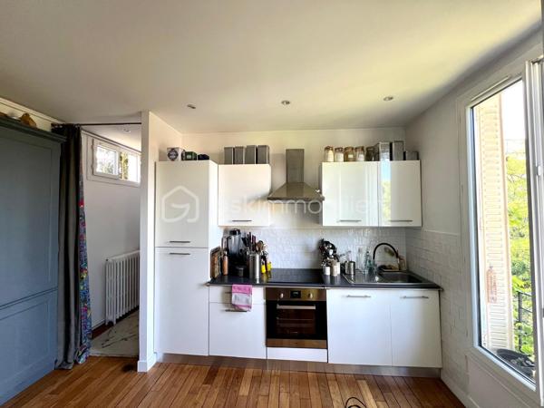 A moins de 10 minutes à pieds du RER Fontenay sous Bois, vous serez séduits par ce magnifique duplex de 108m2 au sol (dont 71 carrez) en parfait état, niché au 2ème étage d'une copropriété calme et luxuriante.
Au premier niveau, un grand séjour lumineux avec cuisine ouverte, 2 chambres, une salle d'eau et un WC.
Au second niveau, 2 chambres sous pente dont 1 avec salle de bains attenante.
Une cave saine complète le bien.
Bien rare sur le secteur; à découvrir sans tarder !