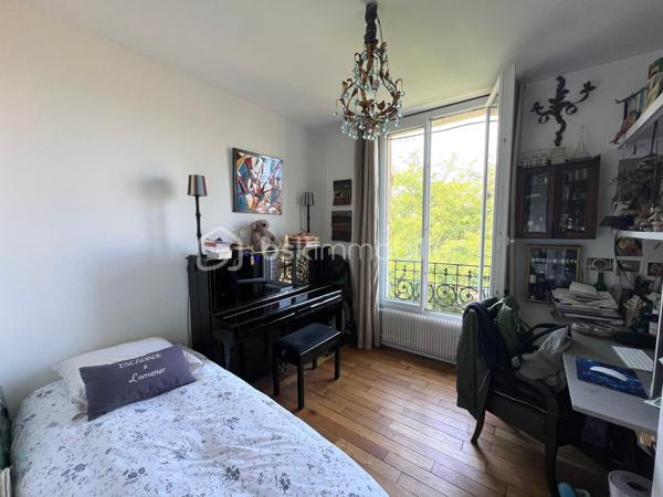 A moins de 10 minutes à pieds du RER Fontenay sous Bois, vous serez séduits par ce magnifique duplex de 108m2 au sol (dont 71 carrez) en parfait état, niché au 2ème étage d'une copropriété calme et luxuriante.
Au premier niveau, un grand séjour lumineux avec cuisine ouverte, 2 chambres, une salle d'eau et un WC.
Au second niveau, 2 chambres sous pente dont 1 avec salle de bains attenante.
Une cave saine complète le bien.
Bien rare sur le secteur; à découvrir sans tarder !