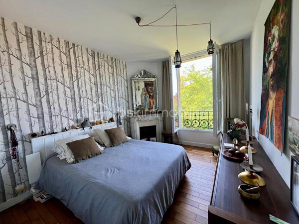 A moins de 10 minutes à pieds du RER Fontenay sous Bois, vous serez séduits par ce magnifique duplex de 108m2 au sol (dont 71 carrez) en parfait état, niché au 2ème étage d'une copropriété calme et luxuriante.
Au premier niveau, un grand séjour lumineux avec cuisine ouverte, 2 chambres, une salle d'eau et un WC.
Au second niveau, 2 chambres sous pente dont 1 avec salle de bains attenante.
Une cave saine complète le bien.
Bien rare sur le secteur; à découvrir sans tarder !