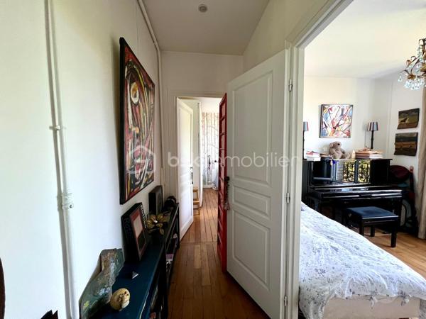 A moins de 10 minutes à pieds du RER Fontenay sous Bois, vous serez séduits par ce magnifique duplex de 108m2 au sol (dont 71 carrez) en parfait état, niché au 2ème étage d'une copropriété calme et luxuriante.
Au premier niveau, un grand séjour lumineux avec cuisine ouverte, 2 chambres, une salle d'eau et un WC.
Au second niveau, 2 chambres sous pente dont 1 avec salle de bains attenante.
Une cave saine complète le bien.
Bien rare sur le secteur; à découvrir sans tarder !