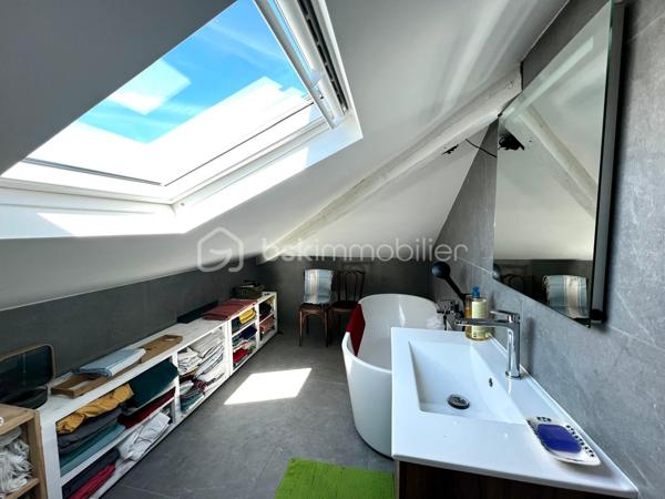 A moins de 10 minutes à pieds du RER Fontenay sous Bois, vous serez séduits par ce magnifique duplex de 108m2 au sol (dont 71 carrez) en parfait état, niché au 2ème étage d'une copropriété calme et luxuriante.
Au premier niveau, un grand séjour lumineux avec cuisine ouverte, 2 chambres, une salle d'eau et un WC.
Au second niveau, 2 chambres sous pente dont 1 avec salle de bains attenante.
Une cave saine complète le bien.
Bien rare sur le secteur; à découvrir sans tarder !