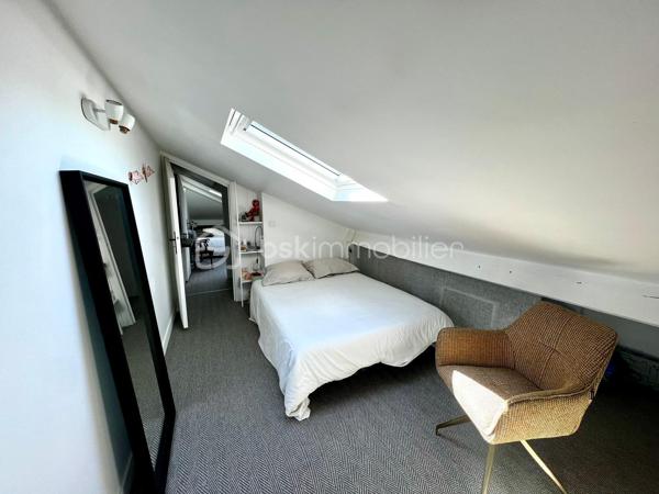A moins de 10 minutes à pieds du RER Fontenay sous Bois, vous serez séduits par ce magnifique duplex de 108m2 au sol (dont 71 carrez) en parfait état, niché au 2ème étage d'une copropriété calme et luxuriante.
Au premier niveau, un grand séjour lumineux avec cuisine ouverte, 2 chambres, une salle d'eau et un WC.
Au second niveau, 2 chambres sous pente dont 1 avec salle de bains attenante.
Une cave saine complète le bien.
Bien rare sur le secteur; à découvrir sans tarder !