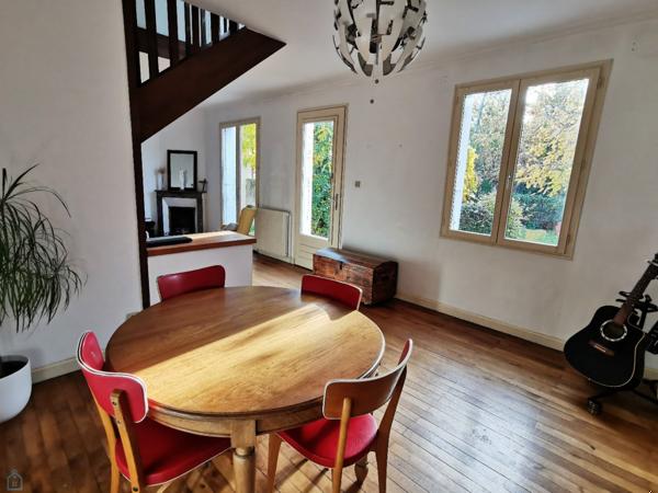 Charmante maison des années 30 avec jardin, proche des écoles, commerces et transports en communs.