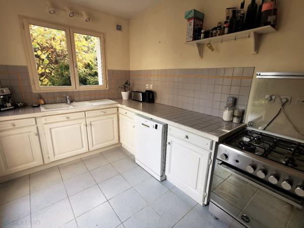 Charmante maison des années 30 avec jardin, proche des écoles, commerces et transports en communs.