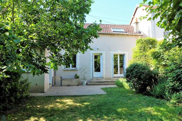 Charmante maison des années 30 avec jardin, proche des écoles, commerces et transports en communs.