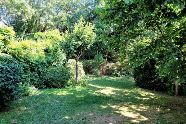 Charmante maison des années 30 avec jardin, proche des écoles, commerces et transports en communs.