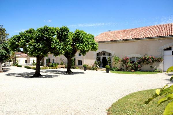 CHATEAU DU 18EME AVEC DEPENDANCES, 960 M², 24 PIECES