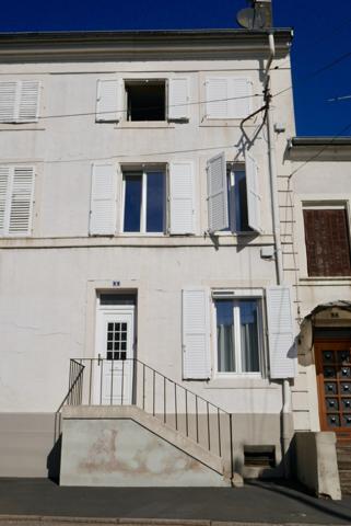 MAISON DE VILLE AVEC GARAGES ET JARDIN
