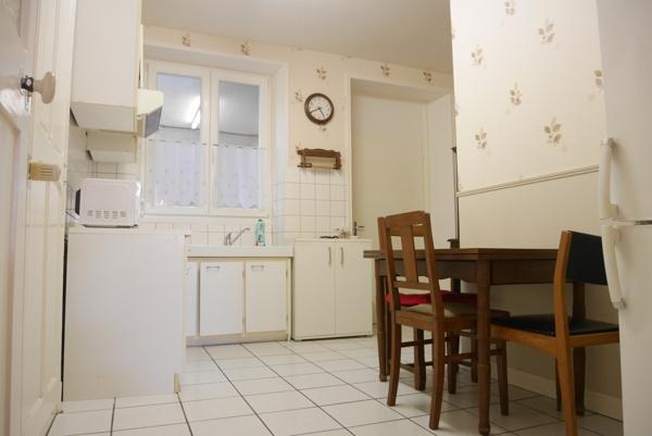 MAISON DE VILLE AVEC GARAGES ET JARDIN