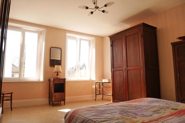 MAISON DE VILLE AVEC GARAGES ET JARDIN