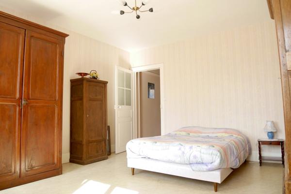 MAISON DE VILLE AVEC GARAGES ET JARDIN