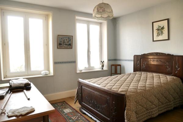 MAISON DE VILLE AVEC GARAGES ET JARDIN