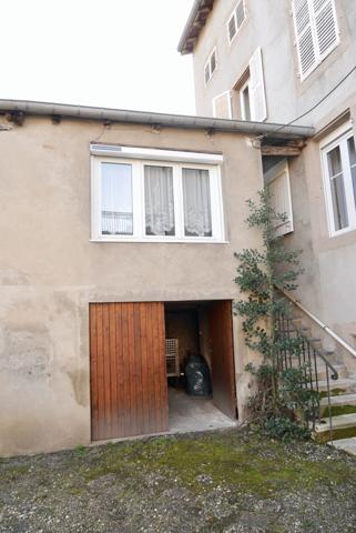 MAISON DE VILLE AVEC GARAGES ET JARDIN