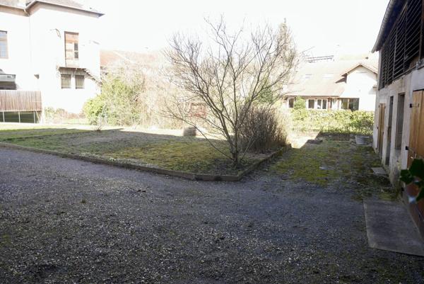 MAISON DE VILLE AVEC GARAGES ET JARDIN