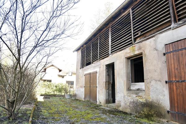 MAISON DE VILLE AVEC GARAGES ET JARDIN