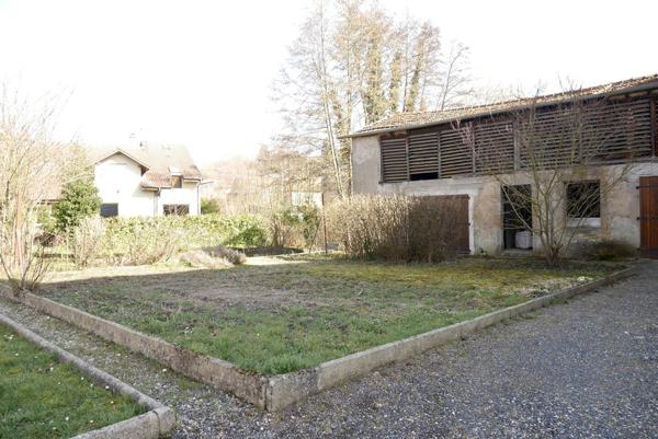 MAISON DE VILLE AVEC GARAGES ET JARDIN