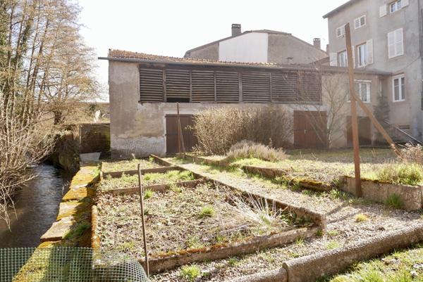 MAISON DE VILLE AVEC GARAGES ET JARDIN