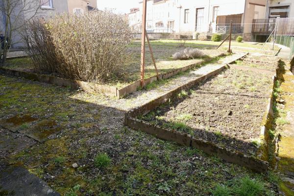 MAISON DE VILLE AVEC GARAGES ET JARDIN