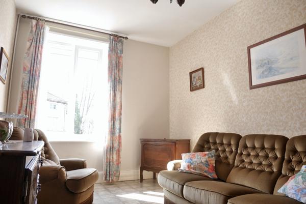 MAISON DE VILLE AVEC GARAGES ET JARDIN