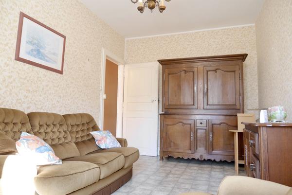 MAISON DE VILLE AVEC GARAGES ET JARDIN