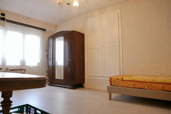 MAISON DE VILLE AVEC GARAGES ET JARDIN