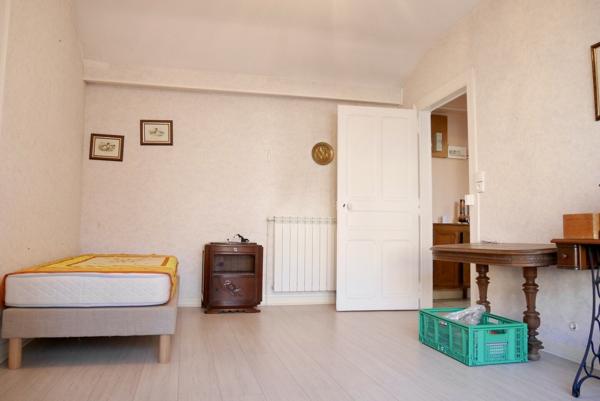 MAISON DE VILLE AVEC GARAGES ET JARDIN