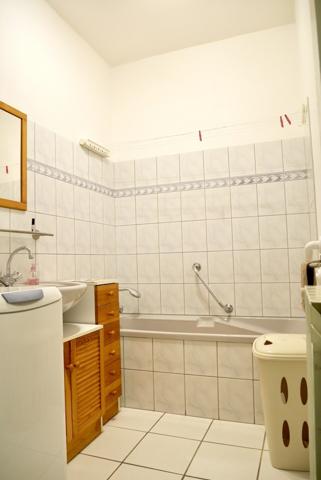 MAISON DE VILLE AVEC GARAGES ET JARDIN