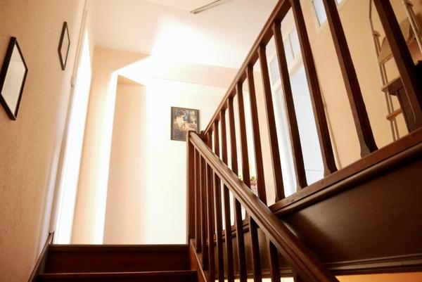 MAISON DE VILLE AVEC GARAGES ET JARDIN