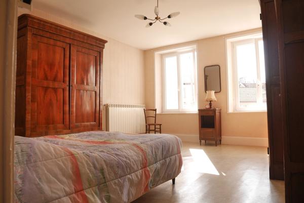 MAISON DE VILLE AVEC GARAGES ET JARDIN