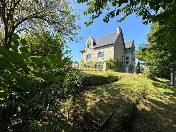 Maison en pierre rénovée 250 m² - 6 chambres -1.3 ha de terrain. Proche Dinan