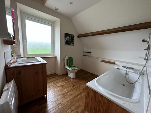 Maison en pierre rénovée 250 m² - 6 chambres -1.3 ha de terrain. Proche Dinan