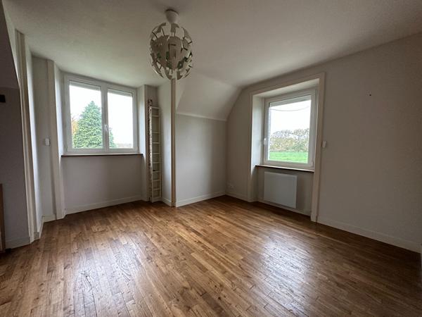 Maison en pierre rénovée 250 m² - 6 chambres -1.3 ha de terrain. Proche Dinan