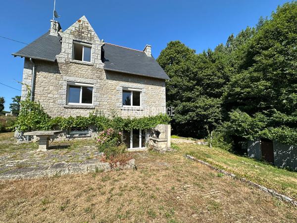 Maison en pierre rénovée 250 m² - 6 chambres -1.3 ha de terrain. Proche Dinan