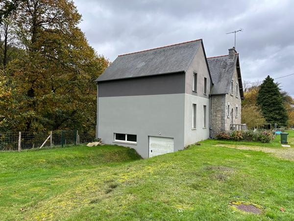 Maison en pierre rénovée 250 m² - 6 chambres -1.3 ha de terrain. Proche Dinan
