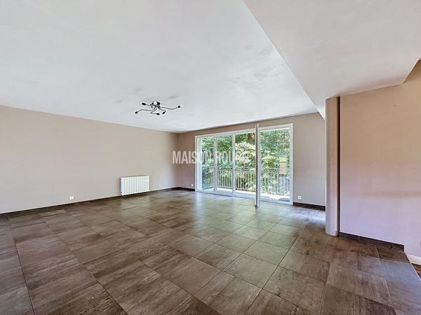 Maison en pierre rénovée 250 m² - 6 chambres -1.3 ha de terrain. Proche Dinan