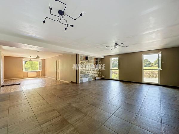Maison en pierre rénovée 250 m² - 6 chambres -1.3 ha de terrain. Proche Dinan
