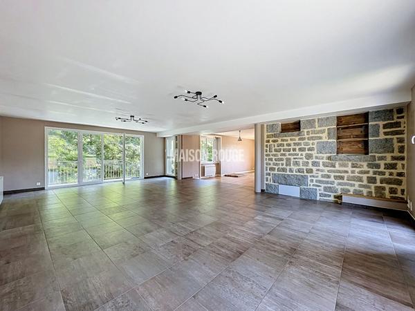 Maison en pierre rénovée 250 m² - 6 chambres -1.3 ha de terrain. Proche Dinan