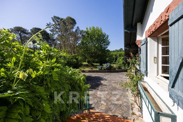 Bidart — Villa à réinventer sur terrain piscinable de 16 000 m²