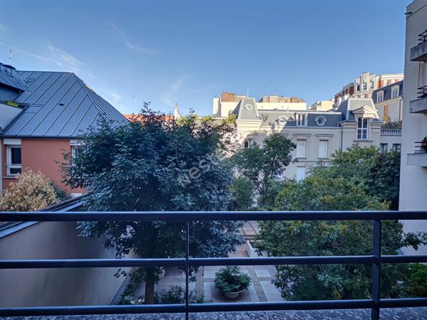 Appartement calme et lumineux deux pièces à vendre à Paris avec balcon et cave