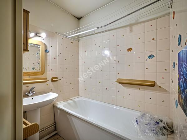 Appartement calme et lumineux deux pièces à vendre à Paris avec balcon et cave