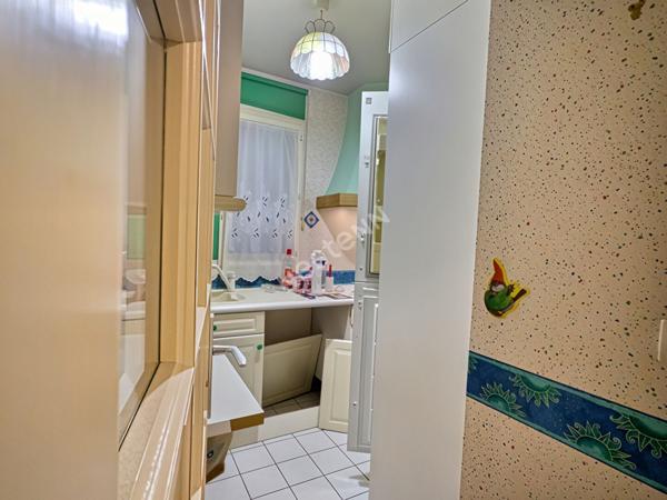 Appartement calme et lumineux deux pièces à vendre à Paris avec balcon et cave