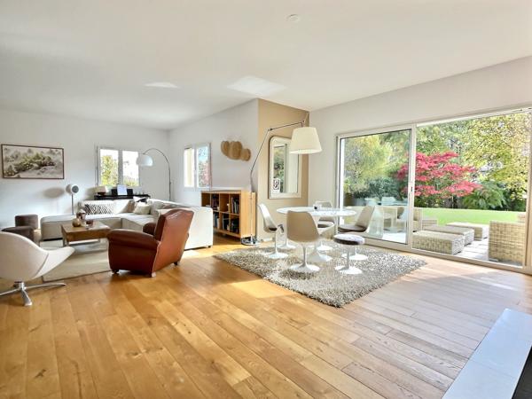 Divonne-les-Bains (01220) Maison individuelle de prestige - Six chambres