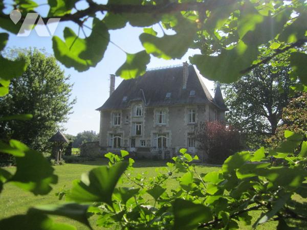 MAISON DE MAITRE de 223.11 m2 5 chambres, 
avec dépendance de 146 m2 au sol.
