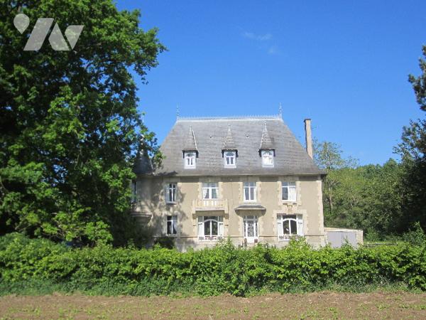MAISON DE MAITRE de 223.11 m2 5 chambres, 
avec dépendance de 146 m2 au sol.