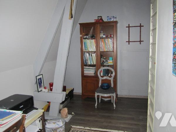 MAISON DE MAITRE de 223.11 m2 5 chambres, 
avec dépendance de 146 m2 au sol.